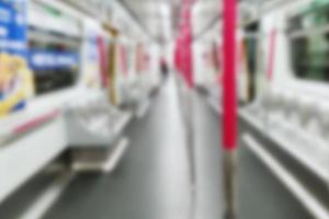 gente borrosa en el metro. dentro de la estación de tren. imagen desenfocada foto
