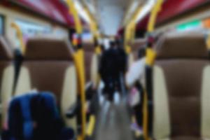 gente borrosa en el metro. dentro de la estación de tren. imagen desenfocada foto