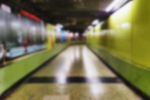 gente borrosa en el metro. dentro de la estación de tren. imagen desenfocada foto