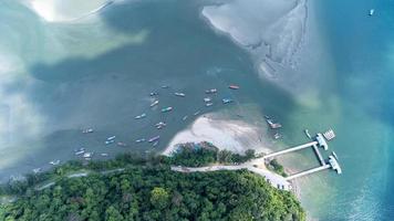 hermoso mar en el parque nacional laem son, ranong, tailandia. en el área del puerto pesquero local y en el fondo de la hermosa costa natural por vista aérea desde un dron. foto