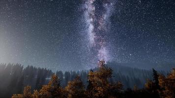 estrellas de la vía láctea con luz de luna foto