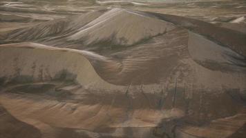 dunas del desierto de arena roja al atardecer foto