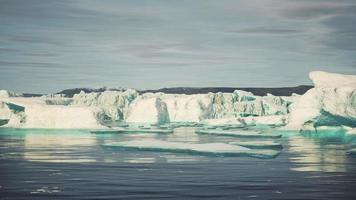 roca y hielo del glaciar en argentina foto
