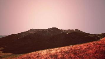 asombroso paisaje de montaña coloreada y cielo al fondo al atardecer foto