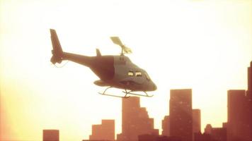 helicóptero de silueta en el fondo del paisaje de la ciudad foto