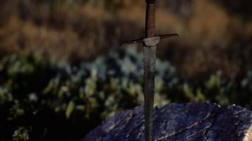 famosa espada excalibur del rey arturo en la roca foto
