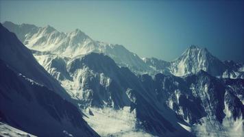 grandes picos montañosos en un día soleado foto