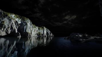 fiordo con nubes de tormenta oscuras foto