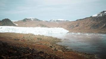 gran glaciar en la costa de la Antártida una soleada tarde de verano foto