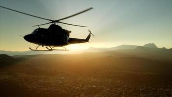Helicóptero militar de los Estados Unidos en cámara lenta en Vietnam foto