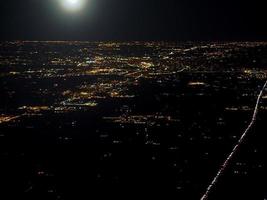 vista aerea de la ciudad por la noche foto