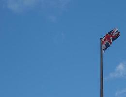 bandera del reino unido alias union jack sobre cielo azul con foto