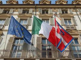 banderas de europa, italia y región de piamonte foto