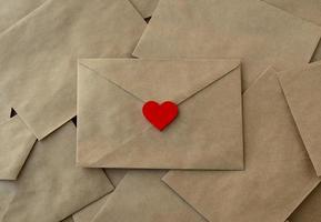 día de San Valentín. un montón de sobres y un corazón rojo. cartas de amor, san valentin. festividad del 14 de febrero foto