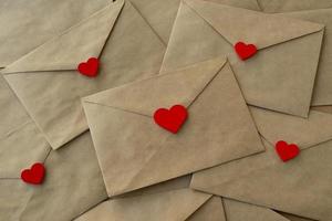 sobres con corazones rojos. cartas de amor. Feliz día de San Valentín. 14 de febrero feriado foto
