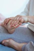 manos haciendo masaje de pies tailandés. concepto de medicina alternativa y masaje tailandés