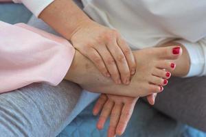 manos haciendo masaje de pies tailandés. concepto de medicina alternativa y masaje tailandés foto