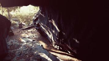 rayos de sol en cueva de piedra foto