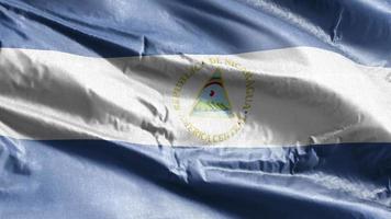 Nicaragua-Textilfahne weht auf der Windschleife. Nicaragua-Banner wiegt sich im Wind. Stoff Textilgewebe. voll ausfüllender Hintergrund. 10 Sekunden Schleife. video