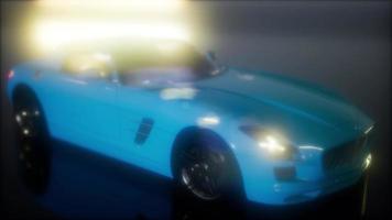 luxussportwagen im dunklen studio mit hellen lichtern video