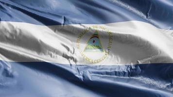 Nicaragua-Flagge weht auf der Windschleife. Nicaragua-Banner wiegt sich im Wind. voll ausfüllender Hintergrund. 10 Sekunden Schleife. video