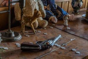 pistola y monedas en un armario de una habitación en una casa foto