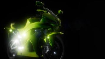 Moto-Sportrad im dunklen Studio mit hellen Lichtern
