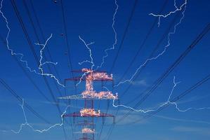 Pilones de electricidad en llamas con muchos relámpagos brillantes los precios de la electricidad aumentan debido a la inflación foto