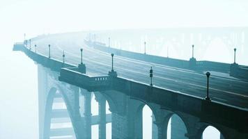 vue du pont sur la rivière dans le brouillard video