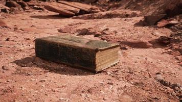 vecchio libro nel deserto di roccia rossa video