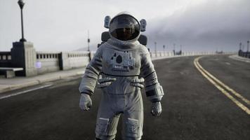astronauta em traje espacial na ponte rodoviária