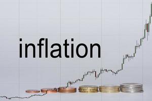 inflación con muchas monedas de euro apiladas seguidas aumentando de valor con un gráfico y gris foto