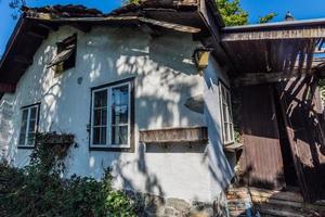 pequeña casa abandonada en el bosque foto