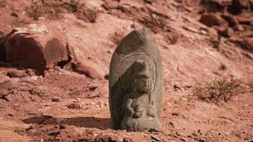 statua antica sulle rocce del deserto video