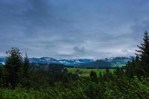 paisaje natural verde con nubes de lluvia y niebla foto