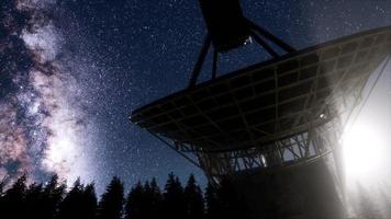 observatorio astronómico bajo las estrellas del cielo nocturno foto