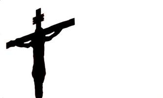 silueta de jesús crucificado sobre un fondo blanco.banner de Pascua, copyspace. foto