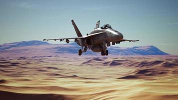 avión militar estadounidense sobre el desierto foto