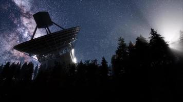 observatorio astronómico bajo las estrellas del cielo nocturno foto