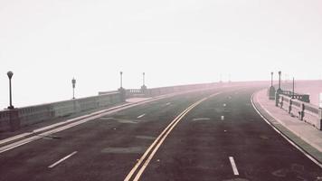 viejo puente de piedra vacío en un día de niebla foto