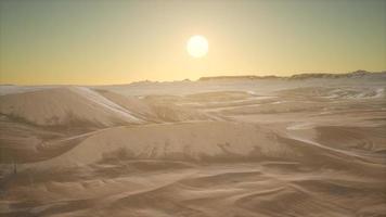 dunas del desierto de arena roja al atardecer foto