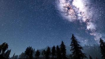 estrellas de la vía láctea con luz de luna foto