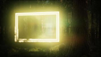 marco rectangular brillante de neón en el bosque nocturno foto
