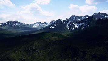 vista panorámica del idílico paisaje montañoso de los alpes foto