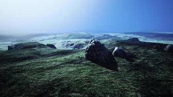 paisaje de aventura al aire libre en las montañas en un hermoso verano verde foto