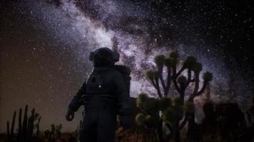 formación de astronautas y estrellas de la vía láctea en el valle de la muerte foto