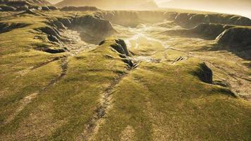 paisaje de montaña con hierba seca en afganistán foto