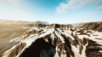 roca de lava y nieve en invierno en islandia foto
