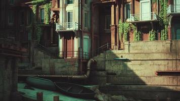 hermoso y romántico casco antiguo durante el día soleado foto