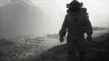 astronauta su un altro pianeta con polvere e nebbia video